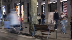 Barcelona. 23.03.2026. Barcelona. Banco en el paseo de Gràcia. Fotografía de Jordi Cotrina