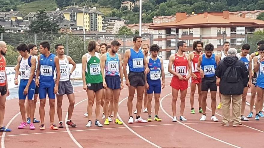 Bustos (dorsal 108) antes de la salida de la carrera.