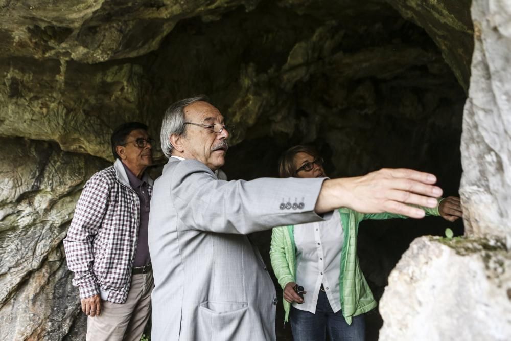 El alcalde de Oviedo, Wenceslao López, visita la cueva de Lluera