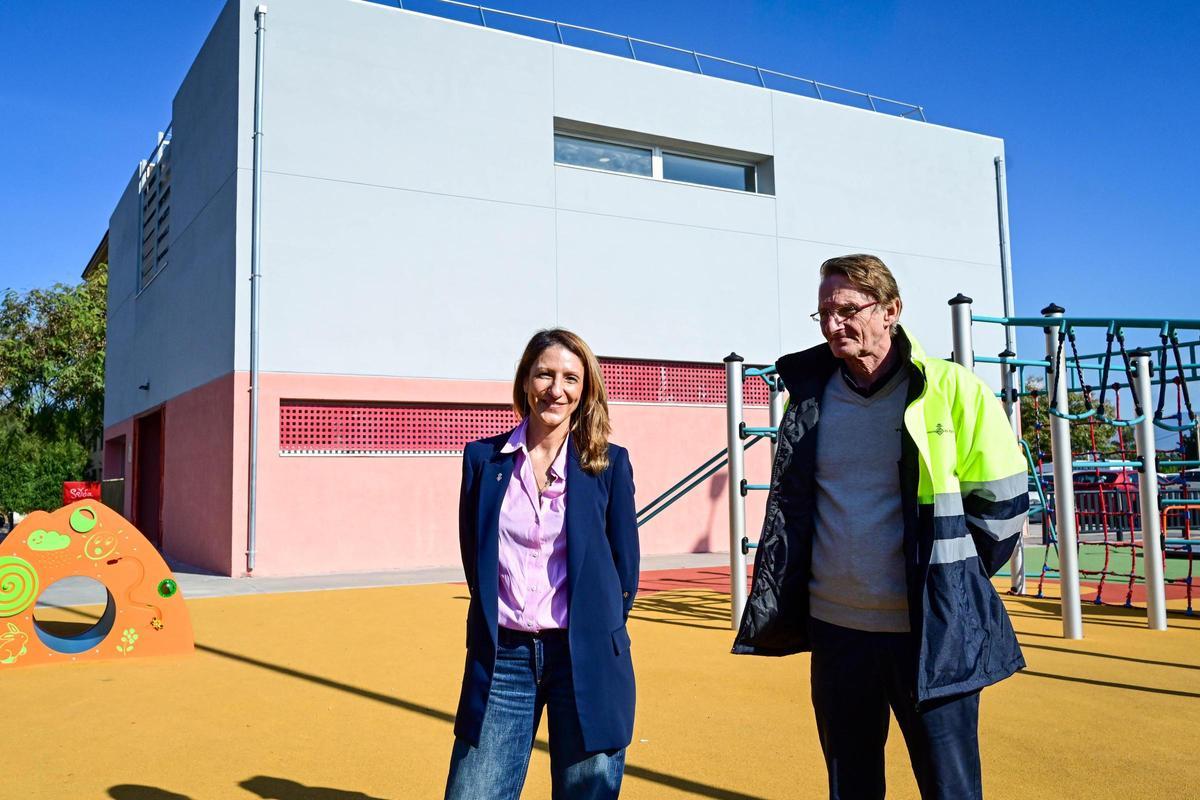 Belén Soto y Juanjo Lemm junto al casal de barri.