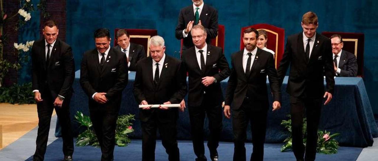 Por la izquierda, Israel Dagg, Keven Mealamu, Steve Tew, Grant Fox, Conrad Smith y Jordie Barret, representantes de los All Blacks en la ceremonia de entrega de los premios &quot;Princesa&quot;.