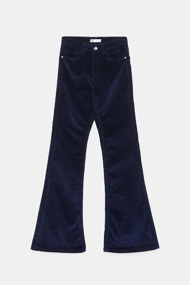 Pantalón de pana azul marino de Zara. (Precio: 29, 99 euros. Rebajado: 17, 99 euros)