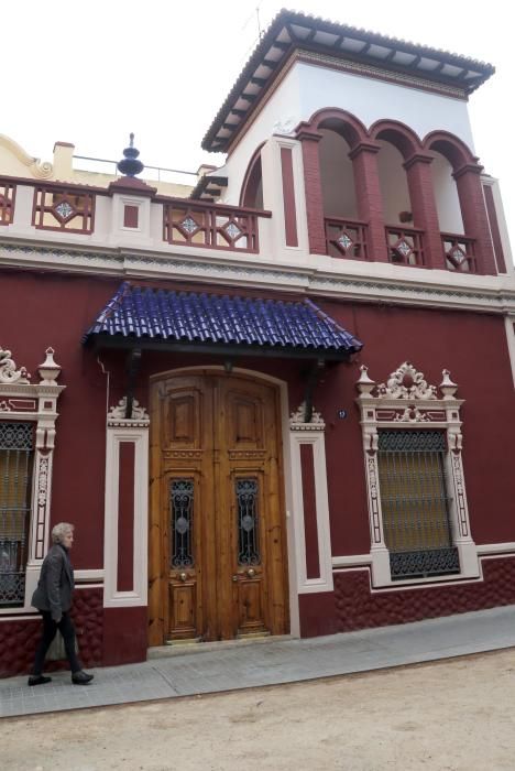 Chalé con ornamentación barroca en la calle Peset Aleixandre de Godella