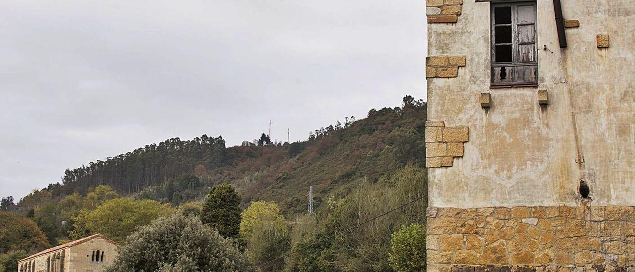 La antigua casa rectoral, con Santa María del Naranco al fondo. | Fernando Rodríguez