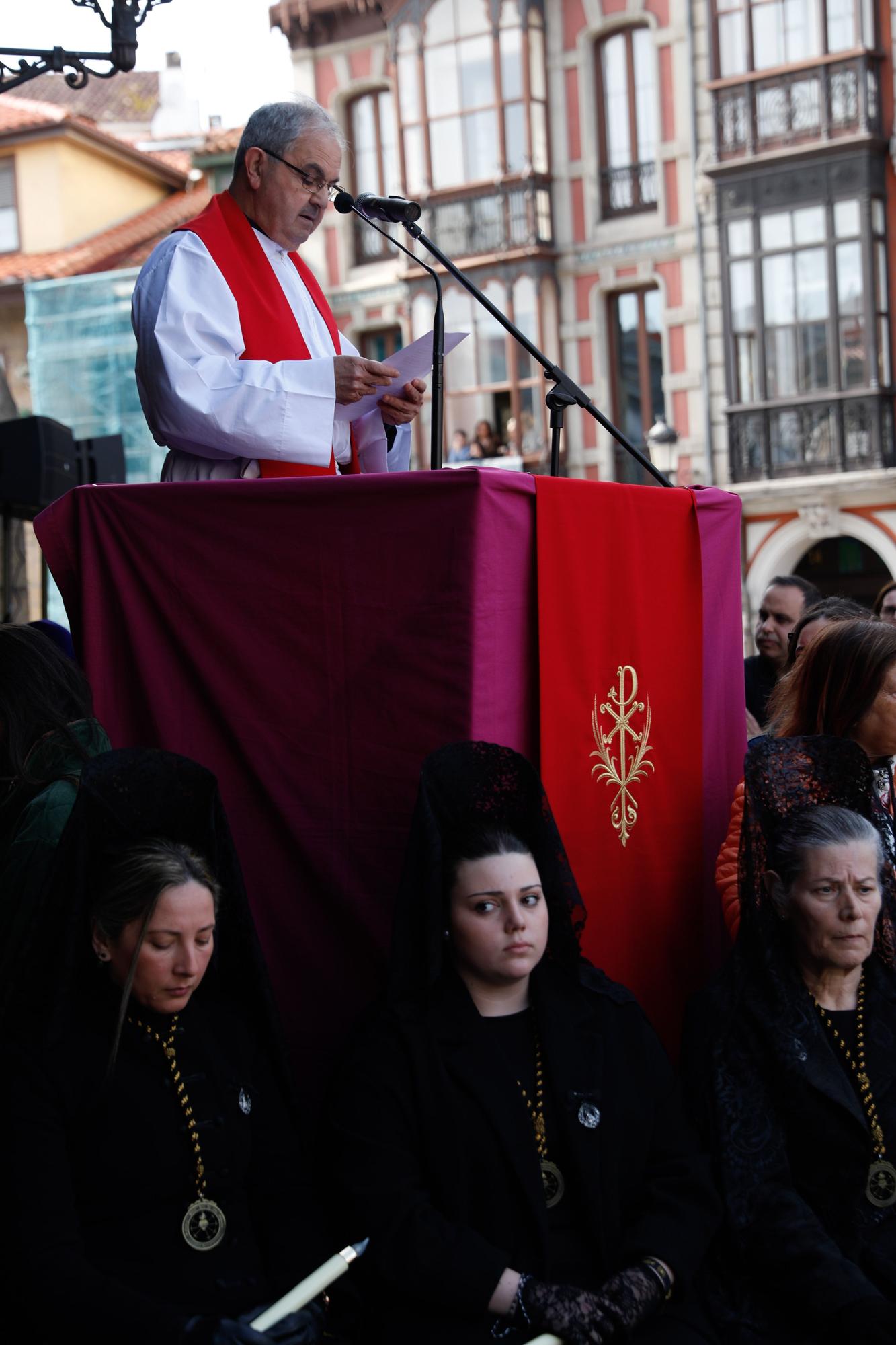 EN IMÁGENES: Emocionante sermón del Desenclavo y procesión del Santo Entierro