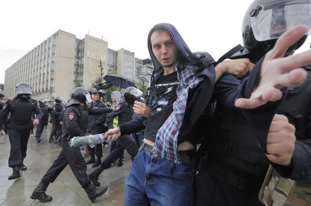 Cientos de detenidos en una protesta en Moscú.