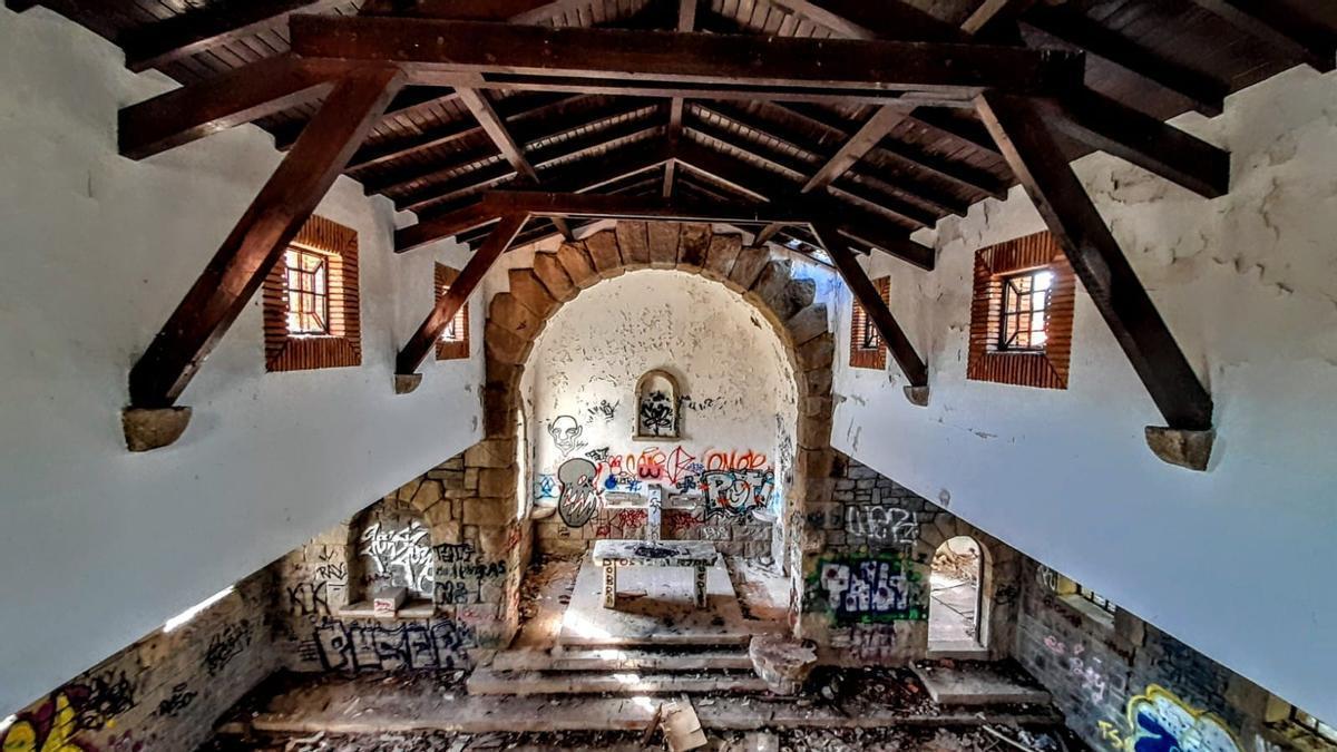 Interior de la iglesia del poblado de Castro.