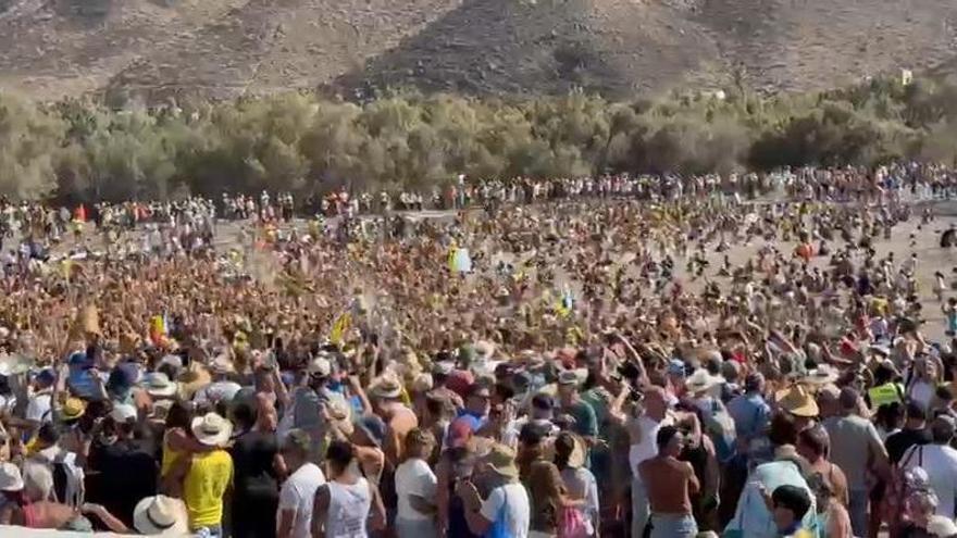 Miles de personas se echan al Charco en La Aldea