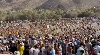 Miles de personas se echan al Charco en La Aldea