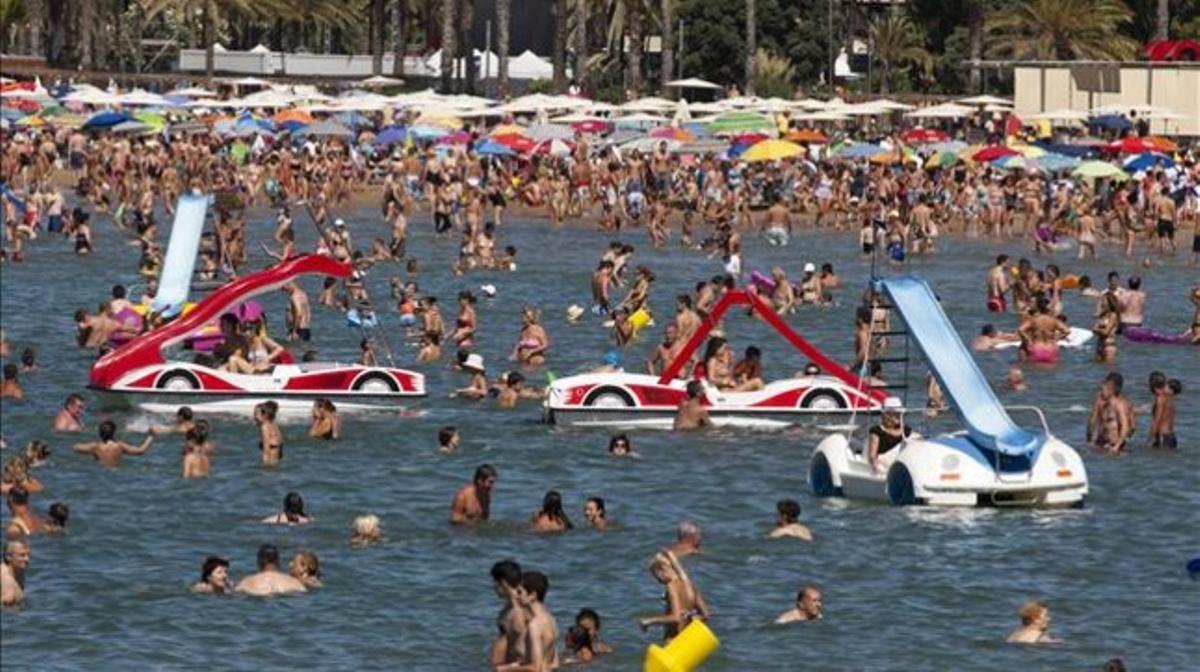 La platja de Llevant de Salou, plena de banyistes.