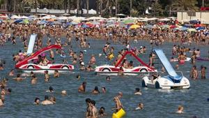 La platja de Llevant de Salou, plena de banyistes.