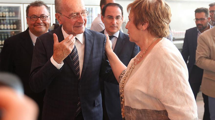 De la Torre y Villalobos se saludan. Imagen del pasado jueves durante la inauguración de la fábrica de Victoria en la capital.