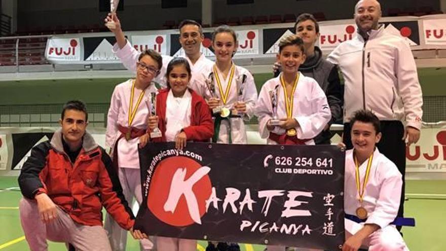 El Karate Picanya logra nueve trofeos en el torneo nacional