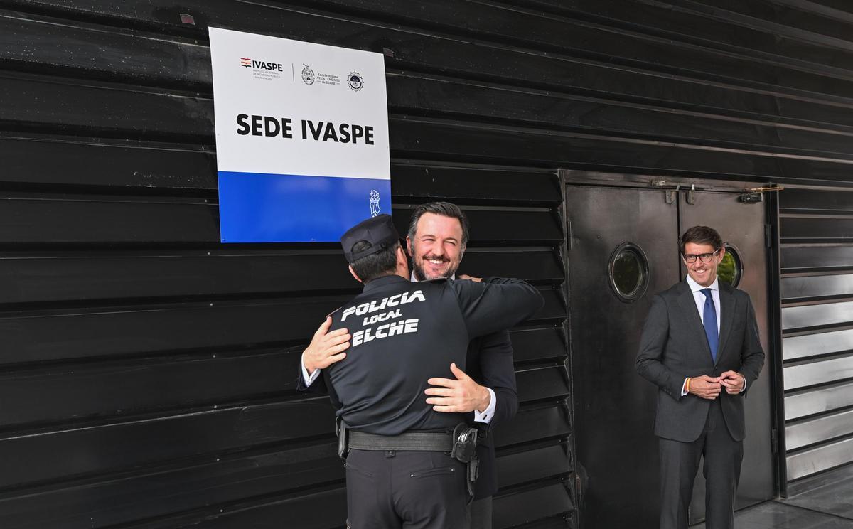 El abrazo entre el inspector jefe de la Policía Local de Elche y el alcalde escenifica la buena sintonía entre el Cuerpo policial y el gobierno municipal