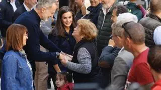 Aplausos y "vivas" para los Reyes en Chiva