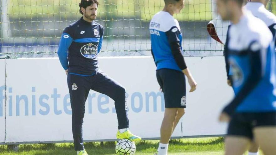 Víctor Sánchez observa a los jugadores durante un entrenamiento de esta temporada.