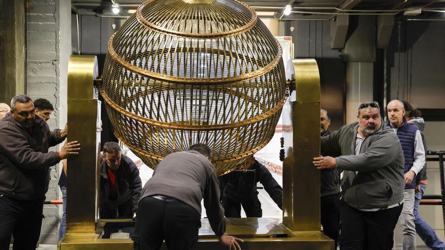Precintadas las puertas del salón del Teatro Real donde se celebra el Sorteo Extraordinario de Navidad