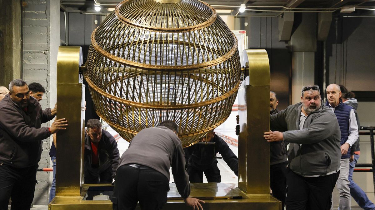 Precintadas las puertas del salón del Teatro Real donde se celebra el Sorteo Extraordinario de Navidad.