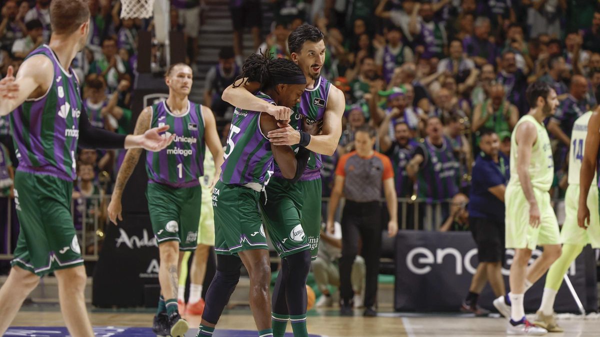 Kendrick Perry y Nihad Dedovic, los jugadores de Unicaja, se abrazan al término de la primera mitad contra el Barça.