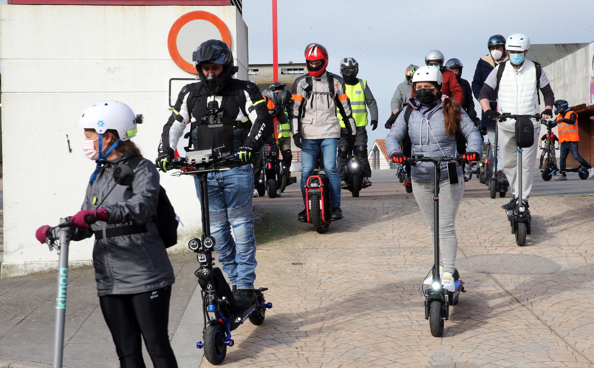 Medio centenar de personas se concentran en Vigo contra la "sobrerregulación" de Vehículos de Movilidad Personal