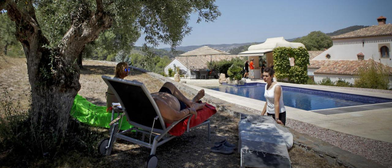 Imagen de unos de los hoteles situados en el interior del parque natural de la Font Roja de Alcoy, una zona privilegiada por sus paisajes y atractivos naturales.