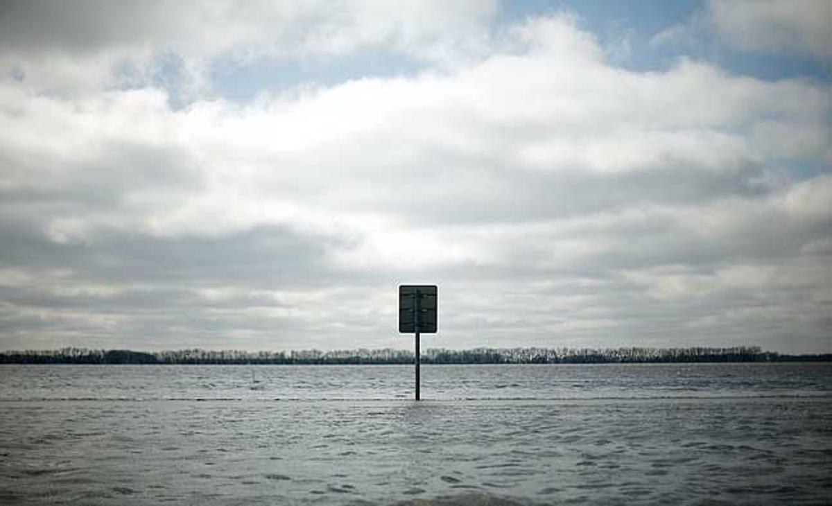 Un senyal parcialment submergit per l’aigua a la carretera 29, a prop de Manvel (Estats Units), és una mostra de les inundacions que estan afectant les zones rurals del nord de Dakota i Minnesota.