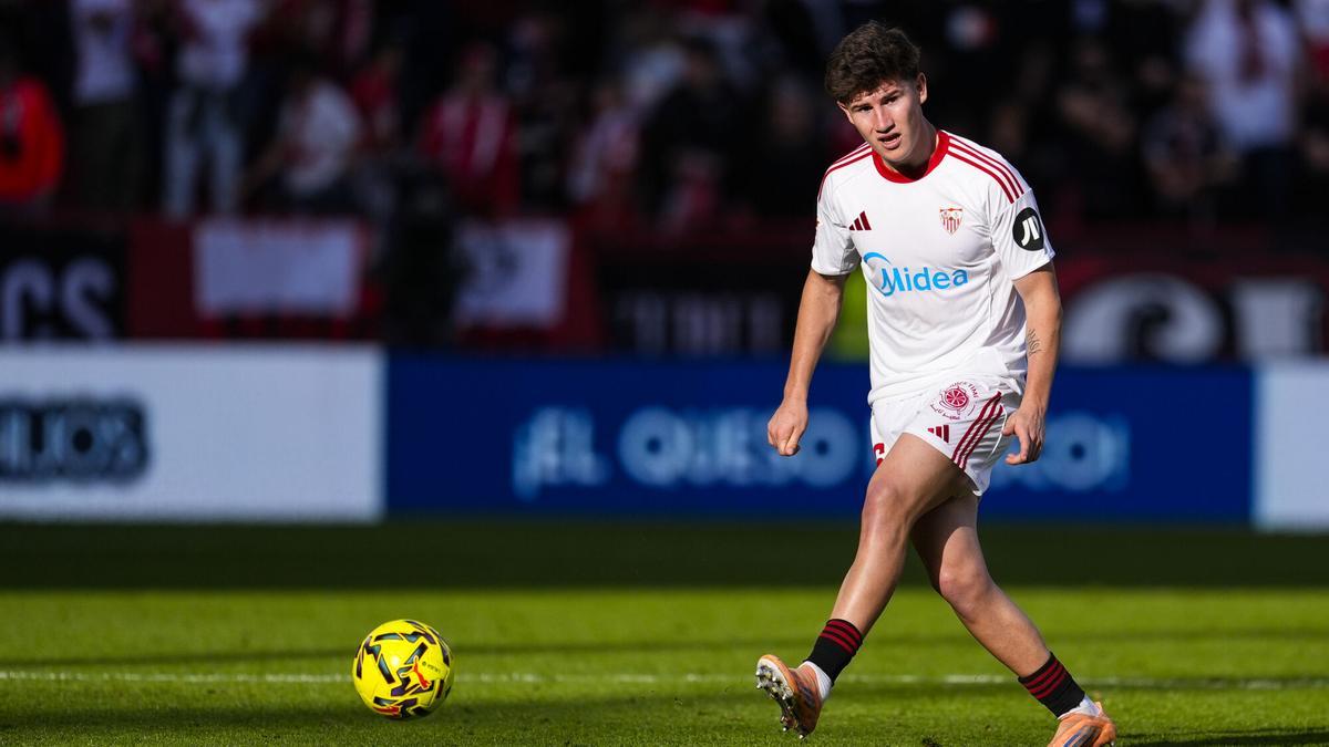 Oso, del Sevilla FC, en acción durante el partido de LaLiga EA Sports, disputado entre el Sevilla FC y el Real Oviedo en el estadio Ramón Sánchez-Pizjuán.
