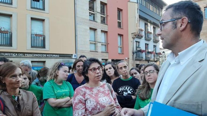 Las trabajadoras de las Escuelas Infantiles acusan al concejal de Educación de Oviedo de intentar engañarlas: "Dormirás tranquilo, explícales esta decisión a nuestros hijos"