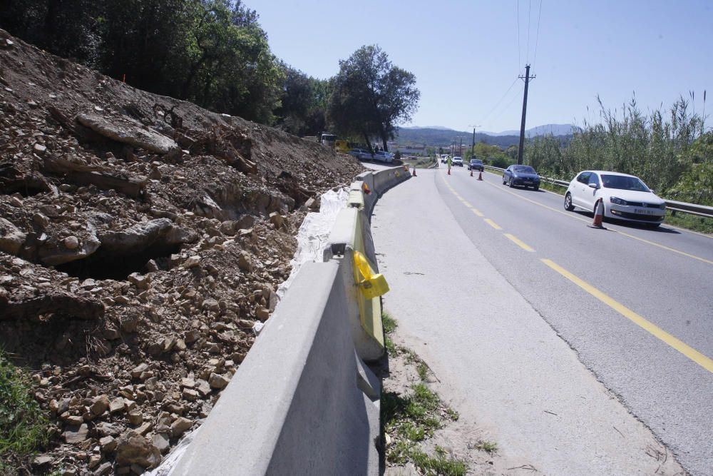 Cues a la «carretera de la Vergonya» per les obres