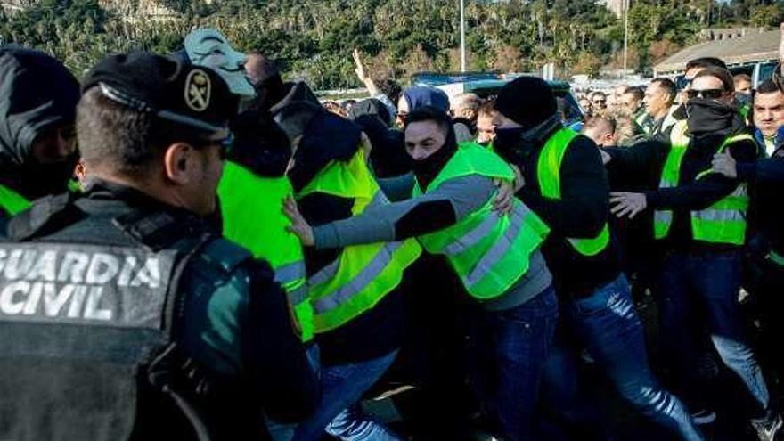 Imagen de la protesta, ayer, de los taxistas de Barcelona.