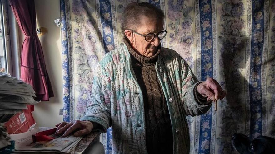 Josefa Porcel, junto a su perra Sara, encerrada en su casa del Raval.