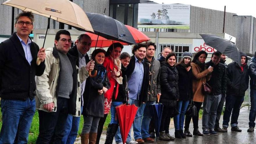 Dirigentes socialistas de O Salnés, con la vilagarciana Tania García en el centro. // Iñaki Abella