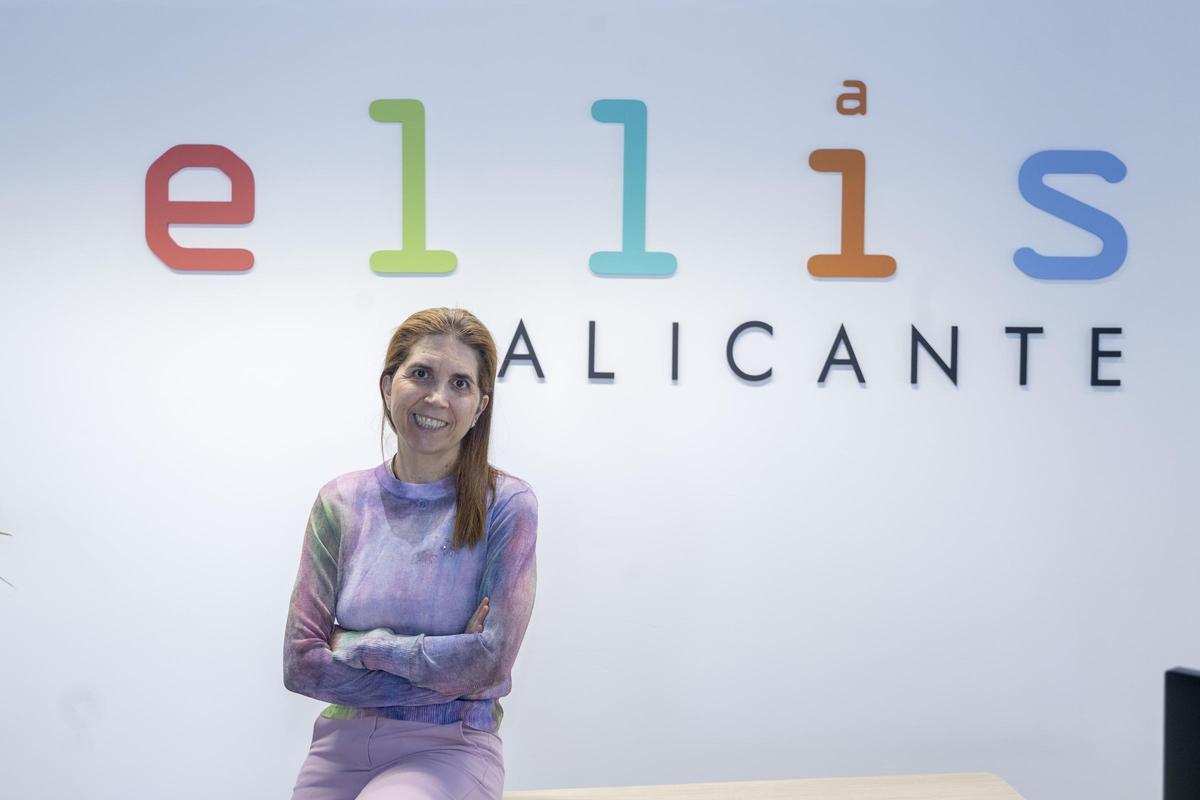 La investigadora y recientemente premiada, frente a uno de los carteles de la fundación que dirige.