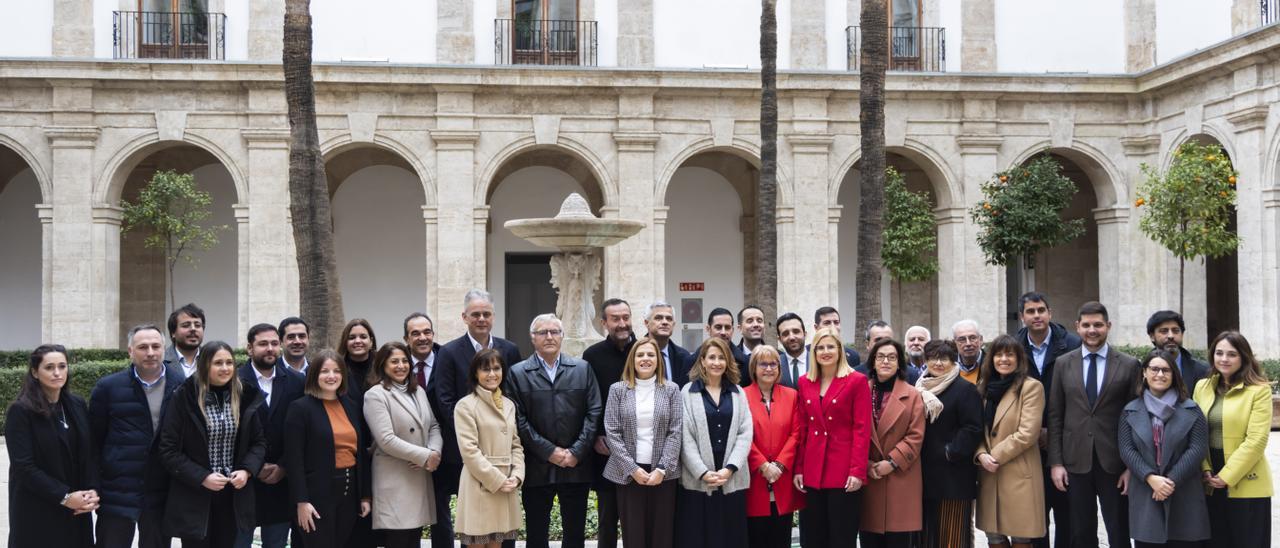 Alcaldes y concejales de los 23 ayuntamientos que firmaron los convenios con la ministra de Transportes Raquel Sanchez y el vicepresidente segundo, Héctor Illueca.