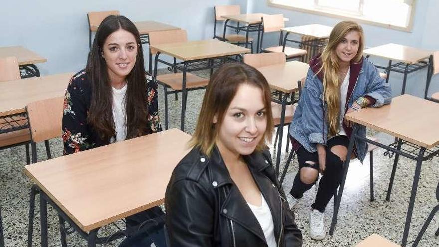 Eva Caballero, Estela Palmero y Sara Rey, en la escuela.