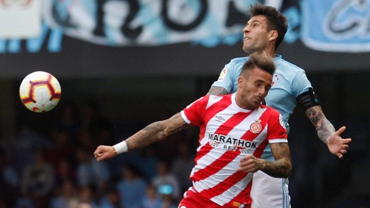 Aleix Garcia pugna un balón aéreo con Hugo Mallo.