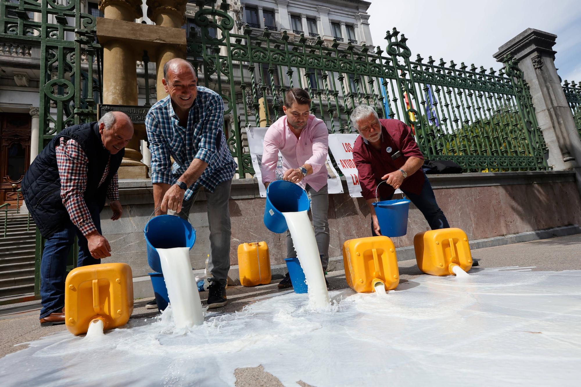 Los ganaderos derraman 80 litros de leche ante la Junta