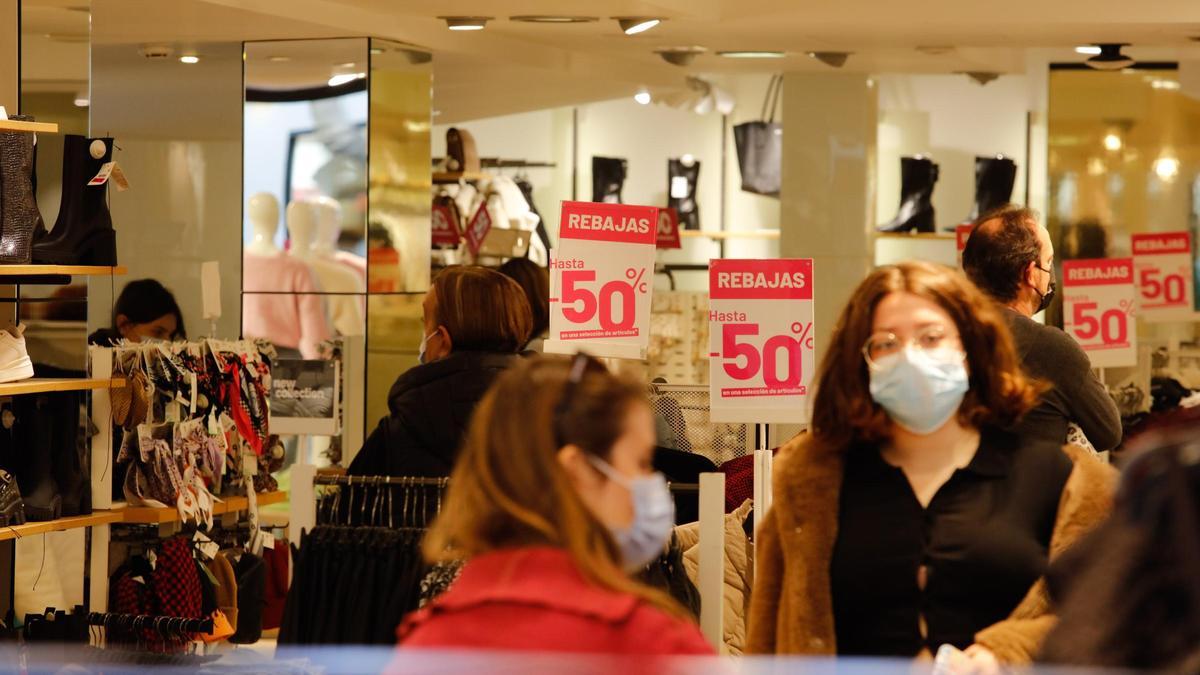 Gente de compras en Bartomeu de Roselló.