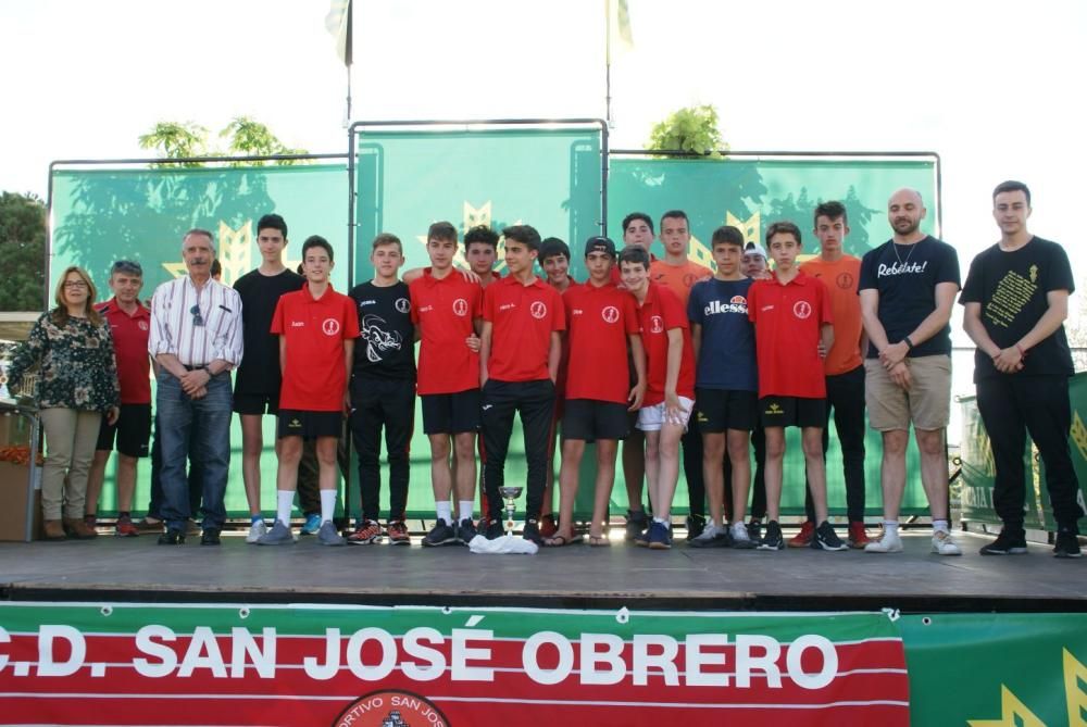 Los jugadores recogen sus medallas y trofeos.