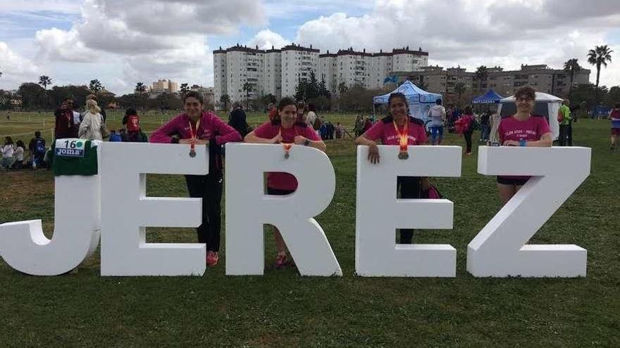 Atletas de la representación ourensana, ayer en la localidad gaditana de Jerez de la Frontera. // FDV