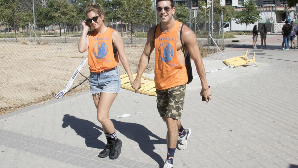 Mario Casas y Blanca Suárez llegan sonrientes y de la mano al desfile del Orgullo 2019 en Madrid