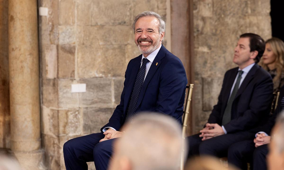 El presidente de Aragón, Jorge Azcón, sonríe tras jurar el cargo como presidente.