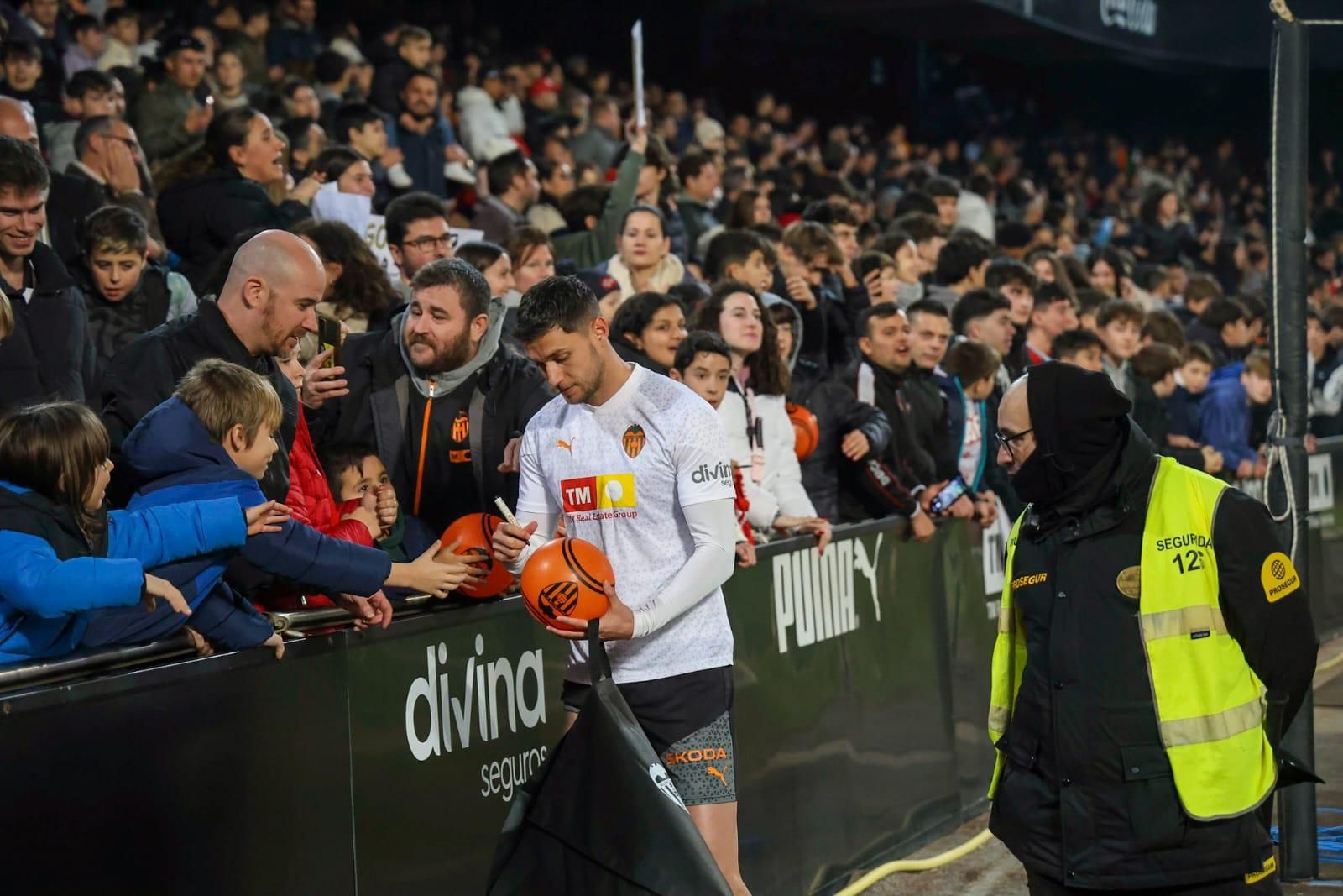 La afición se vuelca con el Valencia CF en el entrenamiento de Mestalla