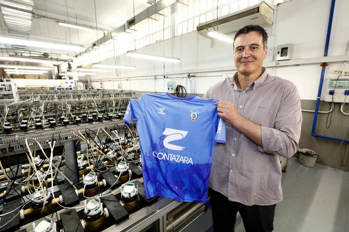 Mariano Ortega, con la camiseta del Contazara el día de su presentación.