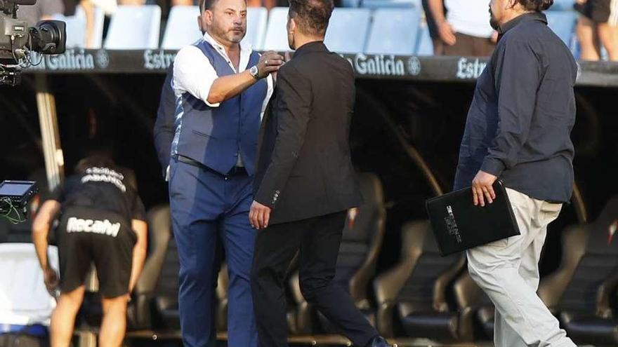 Antonio Mohamed y Diego Simeone se saludan al inicio del choque entre el Celta y el Atlético jugado ayer en Balaídos. // Ricardo Grobas