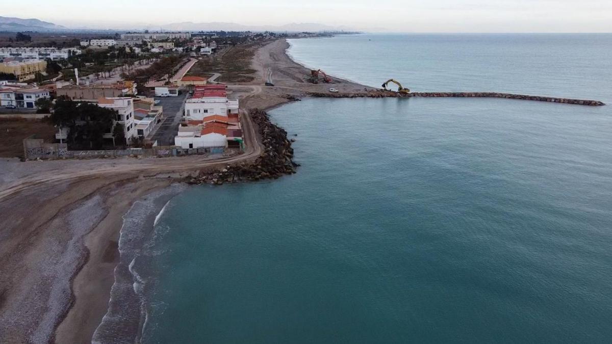 La playa de la Malvarrosa de Corinto luce un gran arenal tras retirale toneladas de piedras y aportarle arena. | CARLOS SABATER