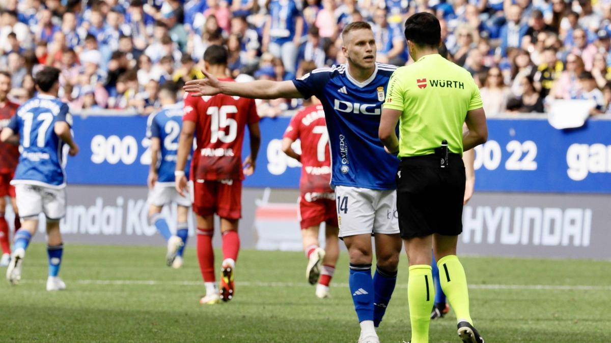 Ais Reig, colegiado en el Tartiere, dialoga con Alemao, jugador del Oviedo.