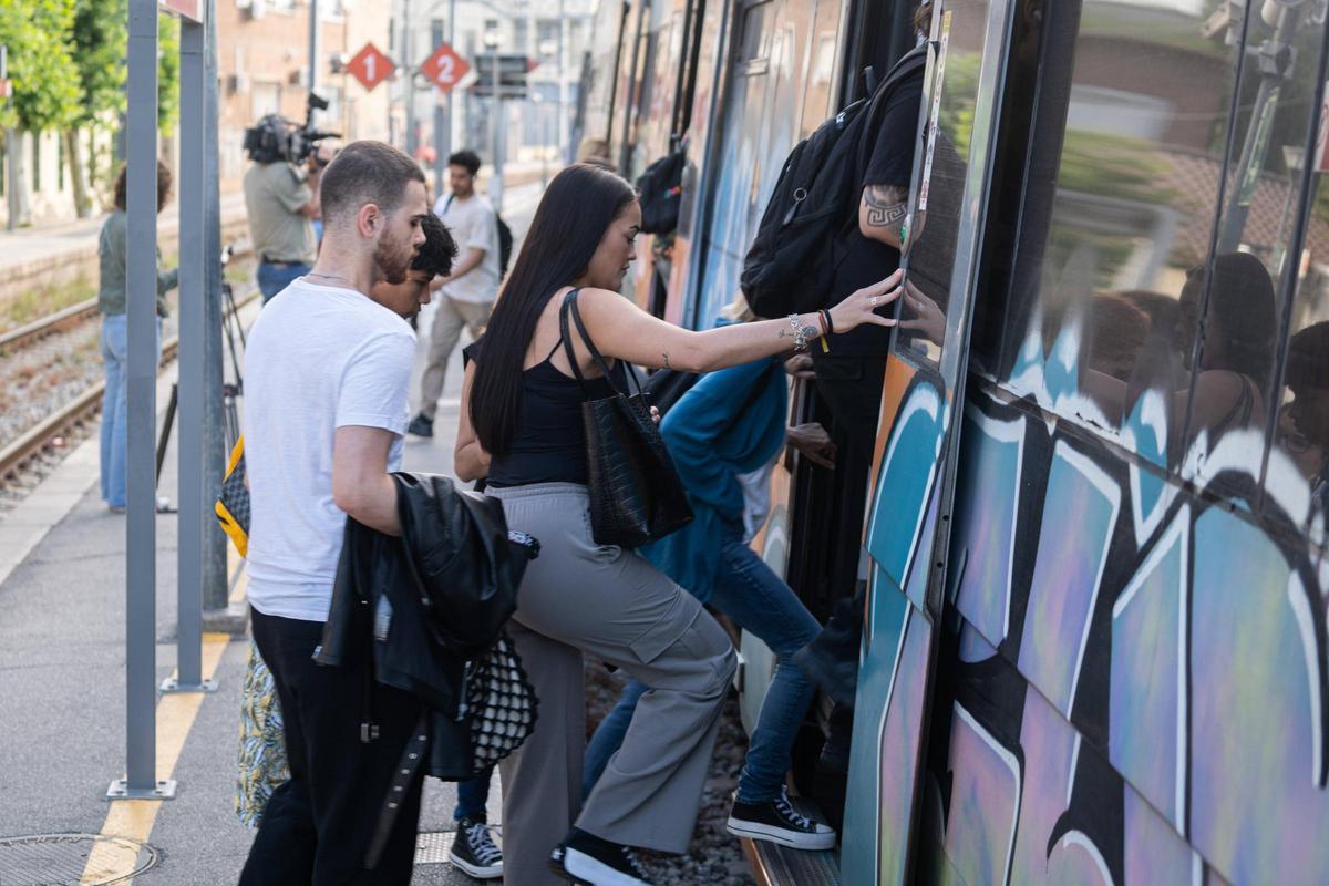 La estación de Rodalies de Montcada Bifurcació, en el primer día laborable en que vuelven a funcionar las líneas R3, R4 y R7