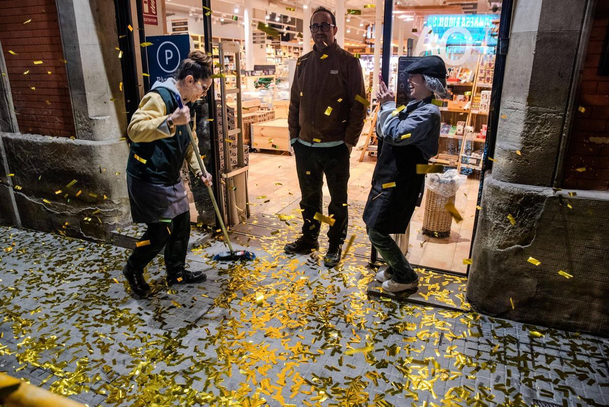 Responsables de l'Ametller de la carretera Vic escombrant el confeti