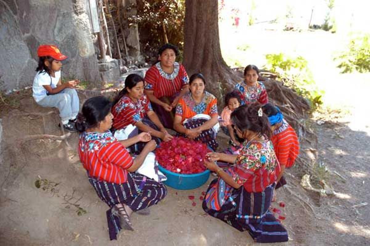 Mujeres con sus trajes tradicionales en San Marcos La Laguna.